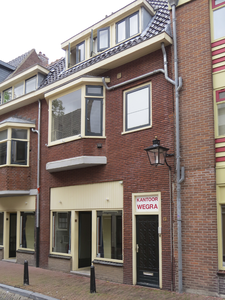 906611 Gezicht de voorgevel van het pand Hardebollenstraat 9 te Utrecht, waar de peeskamers op last van burgemeester ...